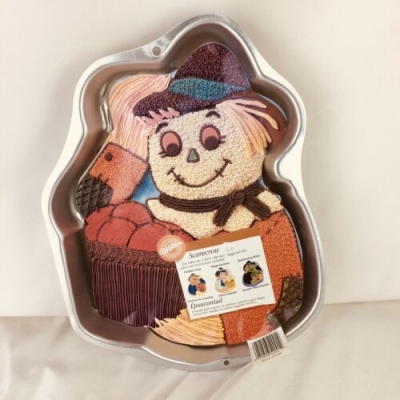Scarecrow shaped cake pan
